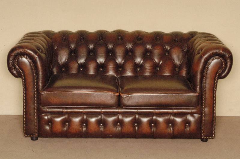 2-sitzer Sofa, nach englischem Vorbild von 1860/70, rotbraunes Leder von bester QualitÄt, Nagelverzierung, RÜcken und Seiten geheftet und ...