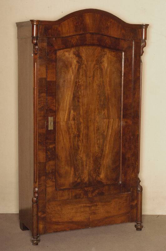 eintÜriger Kleiderschrank, mitteldeutsch, um 1860, Korpus Weichholz, Nußbaumfurnier, TÜr mit Pyramidenmahagonifurnier, dieses gespiegelt ...