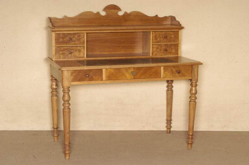 Damenschreibtisch, westdeutsch, um 1850/60, sogenannter Tischschreibtisch mit Aufsatz, FÜße Nußbaum massiv, Schublade mit ...