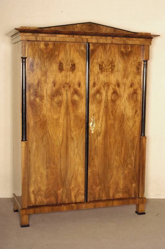 Kleiderschrank, sÜddeutsch, um 1820/25, Korpus Weichholz, Wurzelnußfurnier, 6-fach in sich gespiegelt, sehr lebendiges Furnierbild, ...