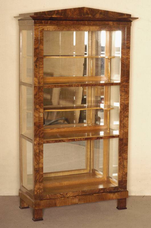 Vitrine im Stile des frÜhen Biedermeier, deutsch, um 1900, Korpus Weichholz/Hartholz, Wurzelnußfurnier in ausgewÄhlter QualitÄt gespiegelt ...
