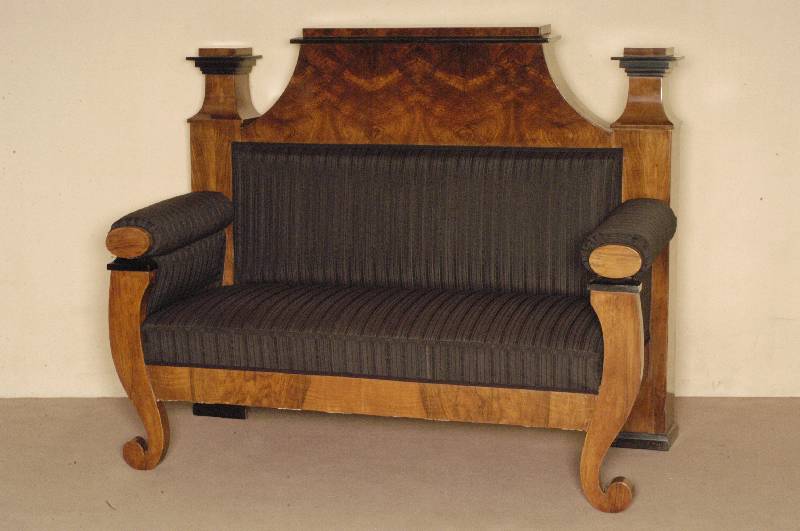 SpÄtbiedermeiercouch, norddeutsch, um 1835/45, Korpus Weichholz, Wurzelnußfurnier gespiegelt verlegt, RÜcken mit Polygonen und Zierteil, dieses ...