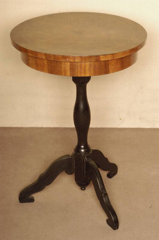 Beistelltischchen, deutsch, Unterteil um 1870/80, Buche massiv, geschwÄrzt, Oberteil und Zarge um 1820/30, Wurzelnußfurnier, vielfach gespiegelt ...