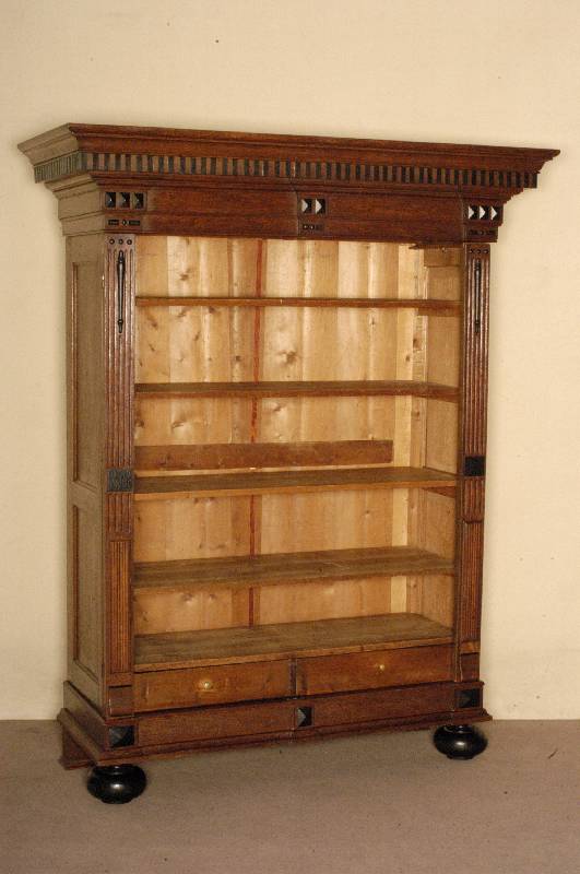 BÜcherregal, deutsch, um 1880, GrÜnderzeit, Korpus Weichholz, Eiche massiv, z. T. furniert, auf KugelfÜßen, Lisenen gerillt, Kopfteil mit ...