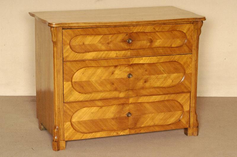 Kommode, deutsch, um 1850, Biedermeier, Korpus Weichholz, Kirschbaum furniert, gespiegelt, abgeschrÄgte, kannelierte Ecken, auslaufend in ...