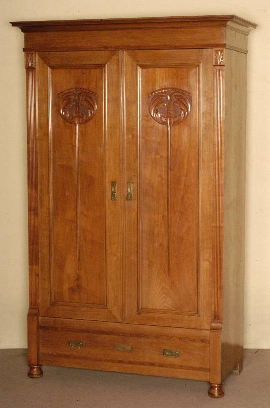 Schrank, deutsch, um 1900, Jugendstil, Korpus Weichholz, Nussbaum furniert, auf KugelfÜßen, seitlich kanneliert, auslaufend in Veluten, 2 TÜren ...