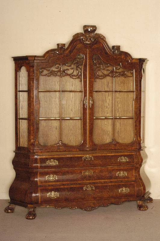 Barockstilvitrine, Holland, um 1950, Korpus Weichholz, Wurzelholz furniert, doppelt gebauchtes Unterteil auf TatzenfÜßen, BronzebeschlÄge, ...