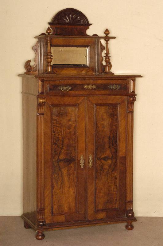 Vertiko, deutsch, um 1880, GrÜnderzeit, Korpus Weichholz, Nussbaum furniert, Inlets mit Wurzelholz, Lisenen kanneliert, auslaufend in Veluten, ...