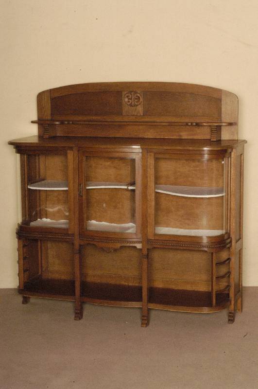 Anrichte mit Glas, Holland, um 1910, Eiche massiv, unten offen mit AblagemÖglichkeiten, Vitrinenteil mit gebogenem Glas, massive Platte mit einem ...