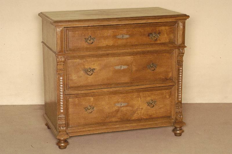Herrenkommode, deutsch, um 1880, GrÜnderzeit, Eiche massiv, auf KugelfÜßen, Lisenen geschuppt, auslaufend in Veluten, 3 grosse Schubladen mit ...