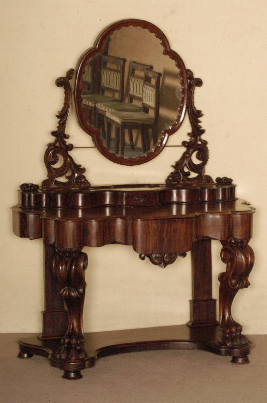 Schminktisch, England, um 1860, Mahagoni massiv, z.T. furniert, velutenfÖrmig geschnitzte Beine und Spiegelhalterungen, im Oberteil viele ...