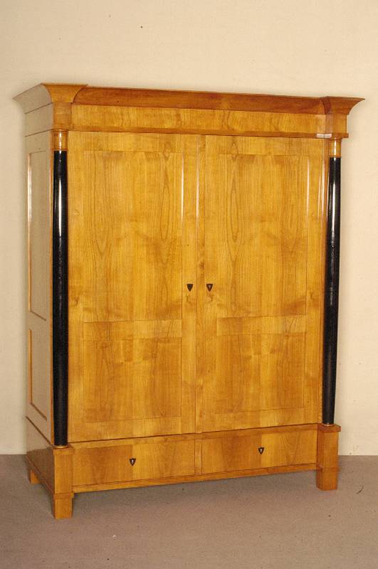 Schrank, deutsch, im Stil von 1820, Korpus Weichholz, Kirschbaumfurnier, eckige FÜße, unten 2 Schubladen, 2 TÜren, links und rechts ...