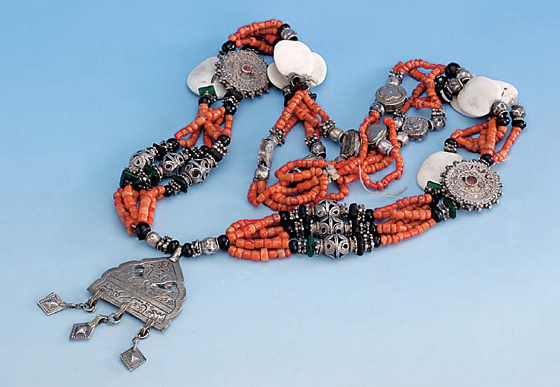 Collier, Turkmenistan 1. HÄlfte 20. Jhd., Silber/Silbersud, Koralle, Achat, grÜner Glas- steinbesatz, AbhÄngungen, Schutzheilige, sam- melw. in ...
