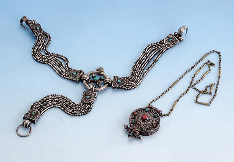 AnhÄnger/Amulett, Afghanistan/Turkmenistan um 1900, Silber, Kette Metall, reich graviert, TÜrkis- und Achatbesatz, i. der Lit. Ähnl. sammelw., ...