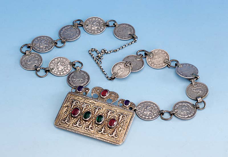 Collier, Afghanistan 18./19. Jhd., Kleinod, mit Halbedelsteinbesatz, Silber teilverg., abstrakt floral, Halsband in Form von pers. SilbermÜnzen ...
