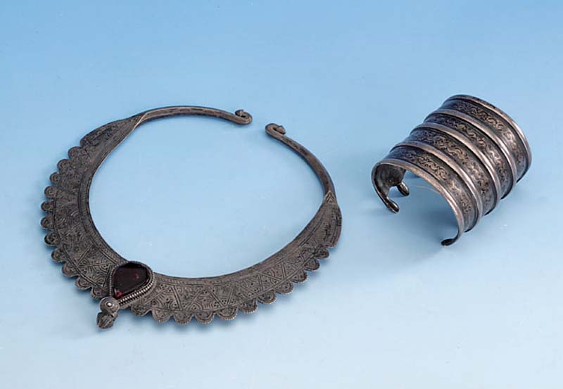 Armreif Turkmenistan, Silber, 1. H. d. 19. Jhd., graviert und tauschiert, st. Trage- spuren, sammelw., ca. 6.5 cm, D. ca. 5.7 cm