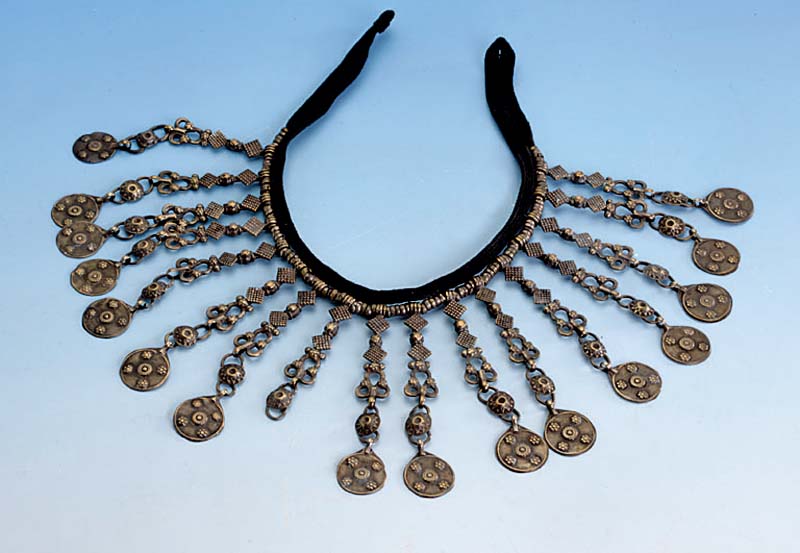 Collier, Afghanistan 20. Jhd., Silber/Silber- sud, AbhÄngungen in sich 3-fach gegliedert, Stoffband mit KettenfÜhrung