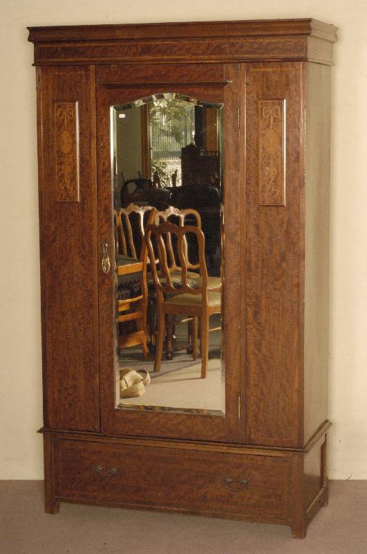 Garderobenschrank, England, um 1920, Jugendstil, Eiche massiv und Nußbaum- bzw. Wurzelnußfurnier, eintÜriges MÖbel mit facettiertem ...