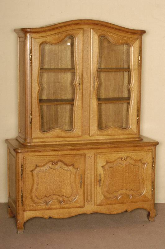 Vitrine, deutsch, um 1920/30, Eiche massiv, 2-teiliges MÖbel, Oberteil zweitÜrig und mit geschwungenen facettierten GlaseinsÄtzen, Kopf leicht ...