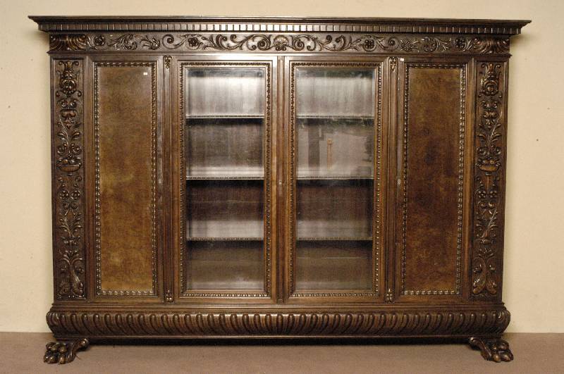 BÜcher- bzw. Kanzleischrank, deutsch, um 1910 , Korpus Buche und Weichholz, auf Rahmen gearbeitet, Nußbaum massiv, Nußbaumfurnier, viertÜriges ...