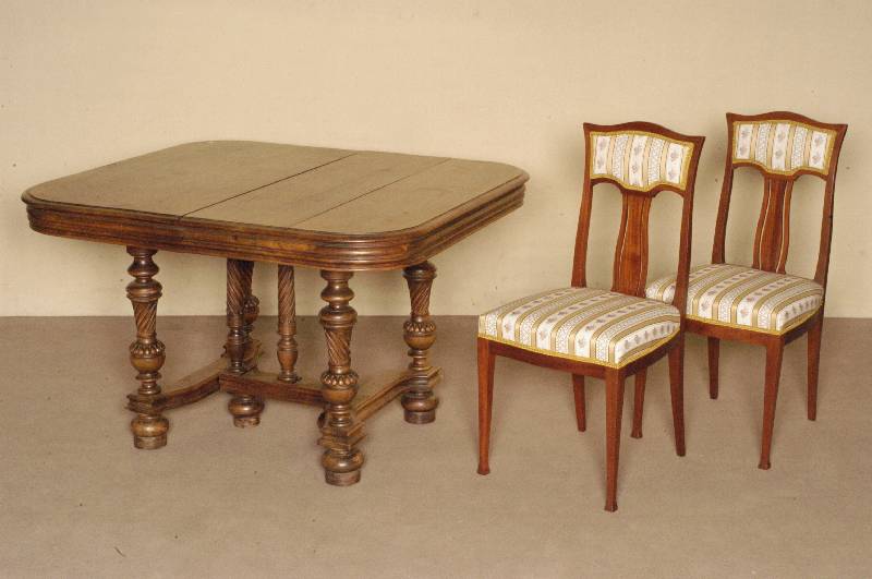 Ausziehtisch, Frankreich, um 1880, Nußbaum massiv, Henry III, 4 Beine verstrebt und gedrechselt, Zarge getreppt, 2 EinlegebÖden, Tischplatte ...