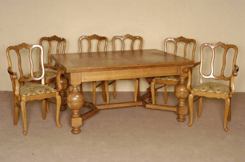 4 StÜhle und 2 ArmlehnstÜhle, deutsch, um 1930 , Eiche massiv, im Stile der Renaissance, RÜckenlehne dreifache Durchbrechungen, in geschwungener ...