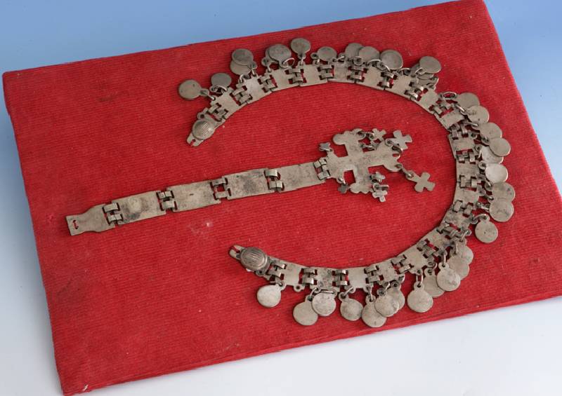 Collier und Brustschmuck, Silber/Silbersud, Chile Auraki-StÄmme 19.-20. Jhd., typ. Stammesschmuck, lÄßt sich zurÜck verfolgen bis in die ...
