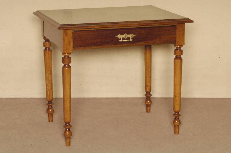 Beistelltisch, deutsch, um 1870/80, GrÜnderzeit, Korpus Weichholz, Beine Buche massiv, Zarge Nußbaum, Front Nußbaumfurnier, Platte ...