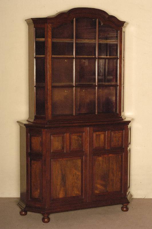 Aufsatzschrank mit Vitrinenoberteil, England, um 1890, viktorianisch, Korpus Weichholz, Palisanderfurnier, auf KugelfÜßen, abgeschrÄgte Ecken ...