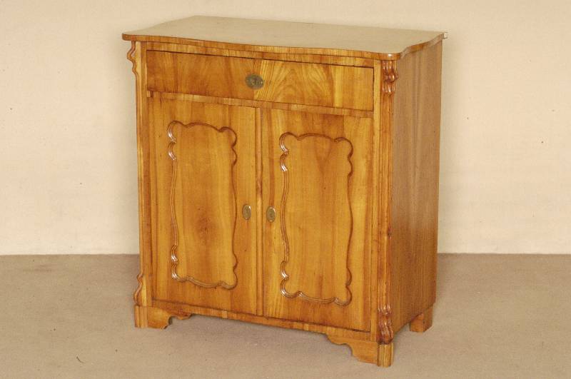 Halbschrank, deutsch, um 1860, Korpus Weichholz, Kirschbaumfurnier, z.T. gespiegelt, sogenannte BrezelfÜllungen, abgeplattete Seiten, aufgesetzte ...