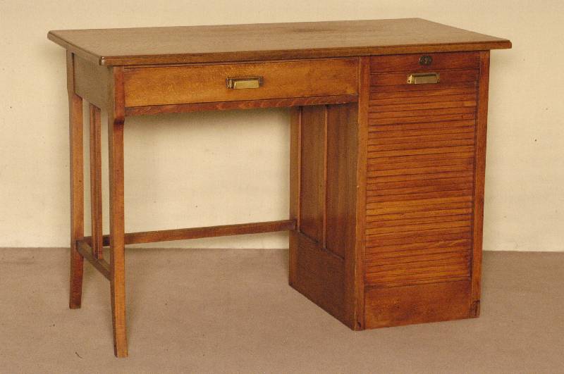 Damenschreibtisch, deutsch, um 1910, Korpus Eiche, z.T. Eichefurnier, Schublade und Rollo, original BeschlÄge, Tintenfleck auf der Arbeitsplatte, ...