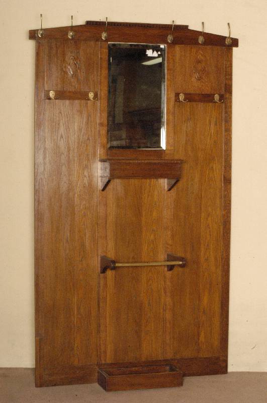Garderobe, deutsch, 1910, Eiche massiv, Eichefurnier, mittig Spiegel mit Facettschliff , Ablagefach, Messinghaken erneuert, restauriert und neu ...