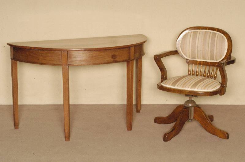 Halbmondtisch, England, um 1820, George III, Mahagoni massiv, auf leicht konischen Beinen, alte Schellackpolitur, neu gewachst, Gebrauchsspuren, ...