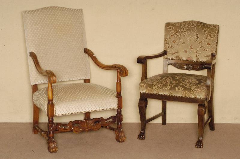 Armlehnstuhl, deutsch, um 1920, Barockstil, Nußbaum massiv, Gebrauchsspuren, ca. 98x64x63 cm, Sh. 50 cm St. 51 cm, Abbildung rechts