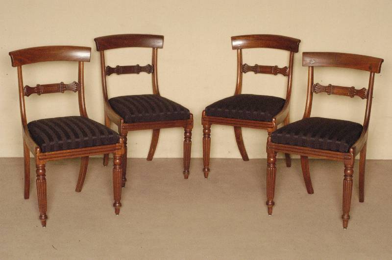 4 StÜhle, England, um 1840, frÜhviktorianisch, Mahagoni massiv, gedrechselte Beine, gerieft, Beine hinten sÄbelfÖrmig, RÜckenlehne elegant ...