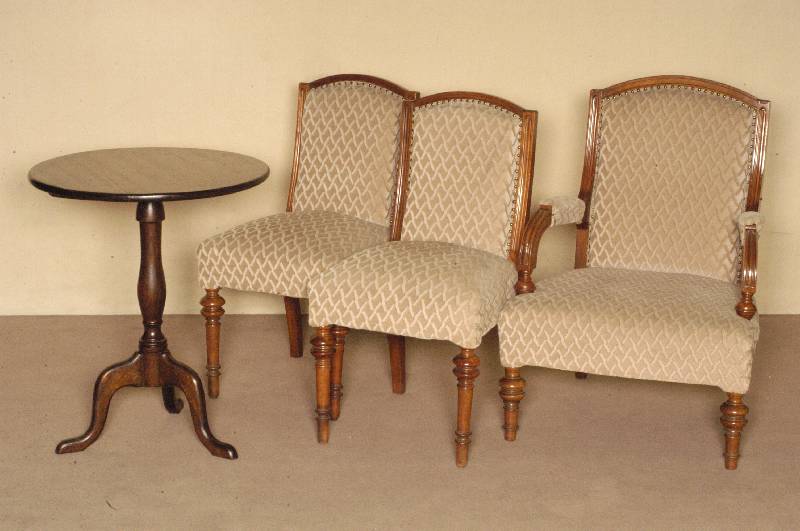 Beistelltisch, nach englischem Vorbild von 1800, Eiche massiv, gedrechselte FÜße, 3 -fach ausladend, Platte abklappbar, praktisches ...