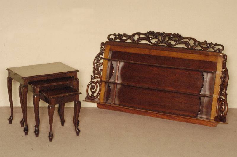 Mini-Set, Holland, um 1960, Korpus Tischlerplatte, Nußbaum furniert, gebogene Beine, Platte mit sehr schÖnem Wurzelfurnier, Gebrauchsspuren, ...