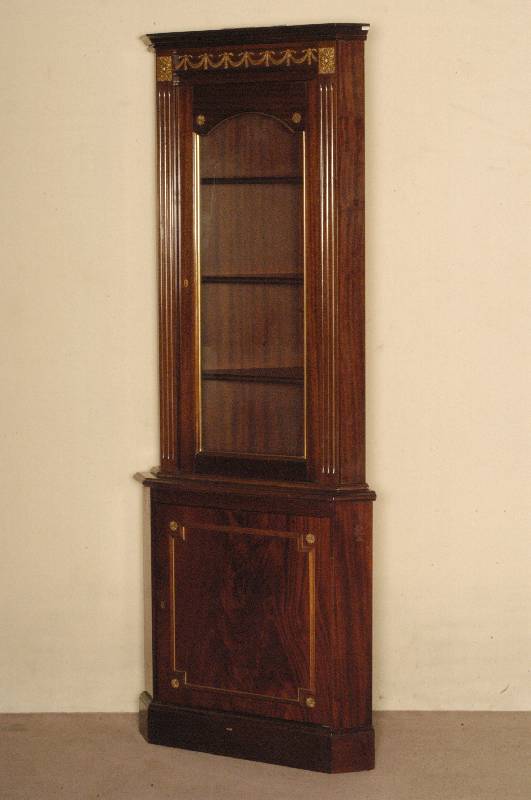 Eckschrank, England, um 1960, Sheratonstil, Korpus Weichholz, z.T. Tischlerplatte, Mahagoni furniert, TÜr unten verglast, Oberteil verglast, ...