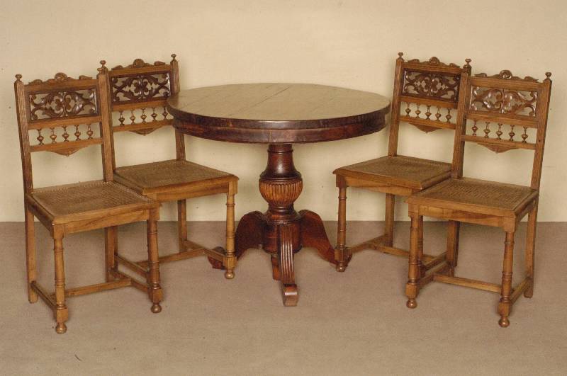 4 StÜhle, Frankreich, 1880, Nußbaum massiv, gedrechselte Beine, verstrebt, RÜckenlehne seitlich kanneliert, in die Mitte mit Galerie und ...