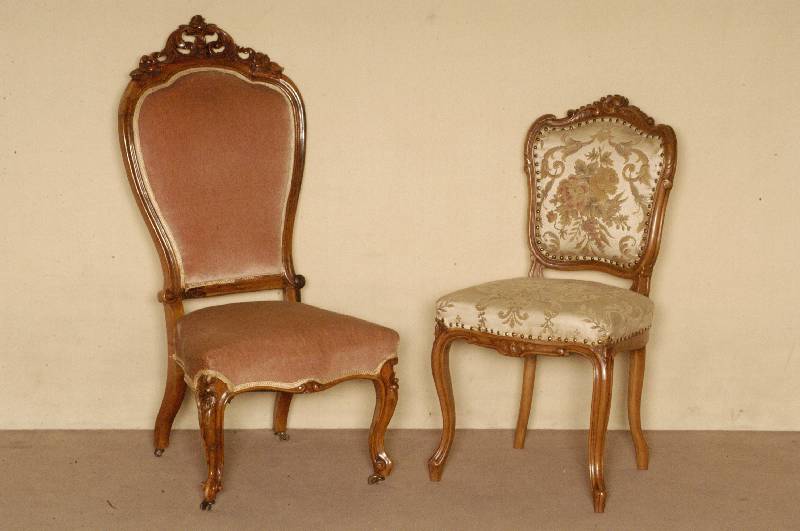 Stuhl, Frankreich, um 1880, Rokokostil, Nussbaum massiv, gebogene Beine und RÜckenlehne, im RÜcken sparsame Flachschnitzereien, elegantes ...
