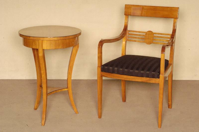 Beistelltisch, im Biedermeierstil, Kirschbaum massiv, Kirschbaumfurnier, 3 schÖne elegante, eckige Beine, praktisches MÖbel, vielfach ...