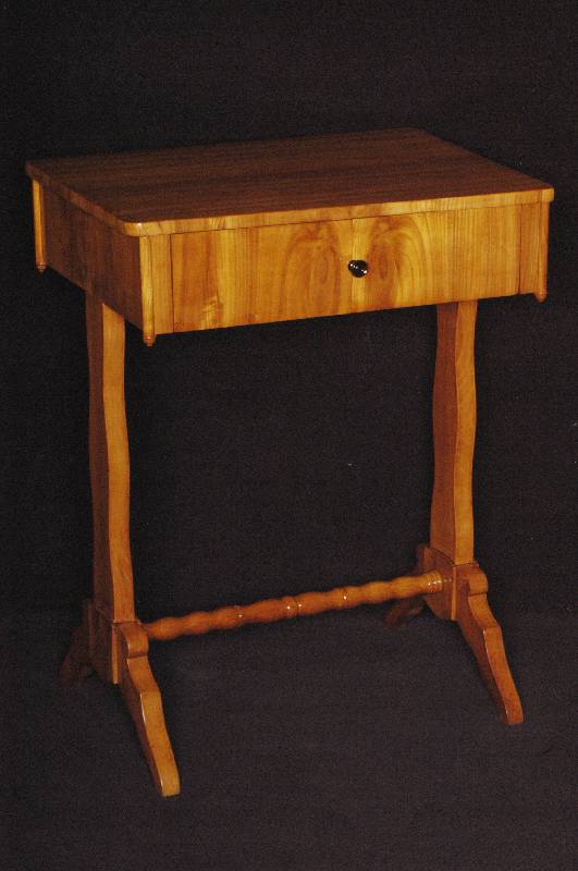 NÄhtisch, deutsch, um 1840, SpÄtbiedermeier, Korpus Weichholz, Kirschbaum furniert, eine Schublade, Gebrauchsspuren, ca. 79x61x44 cm