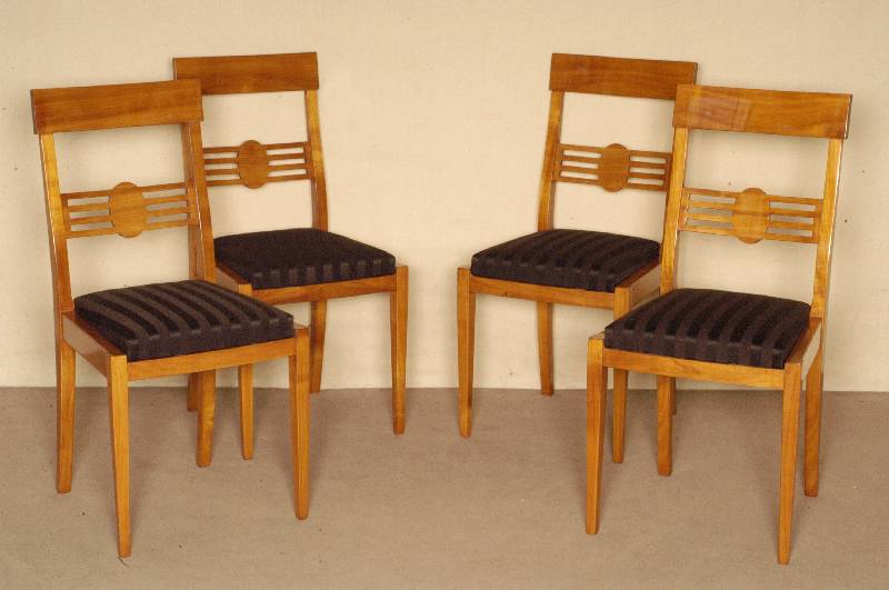 4 StÜhle, ArtDeco-Stil, nach altem Vorbild von 1920, Designentwurf, Kirschbaum massiv, Beine leicht konisch, RÜckenlehne verstrebt, schwarz ...
