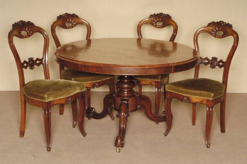 Eßtisch mit 4 StÜhlen, England, um 1860, runder Tisch, Mahagonie massiv, balusterfÖrmiger Fuß, 3-fach ausladend auf Messingrollen, Zarge ...