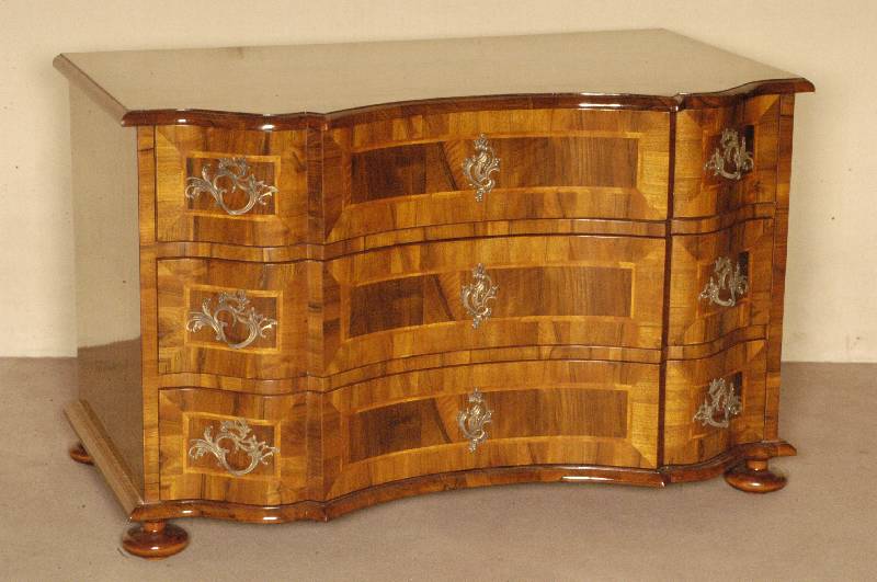 Doppelt geschweifte Kommode, Barockstil, Front horizontal aufgebaut, dickes Nußbaum- bzw. Pflaumenfurnier, Bandintarsien, z.T. rhomboid ...