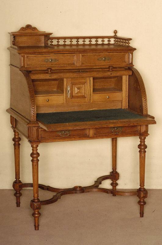 Damenschreibtisch, Holland, um 1870, Eiche massiv, auf gedrechselten Beinen, verstrebt, Arbeitsplatte ausziehbar mit Filz eingelegt, Über und ...