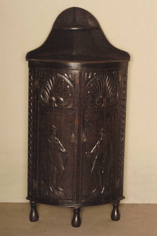 Eckschrank, England, um 1800, George III, Eiche massiv, auf KugelfÜßen, gebauchte Front mit 2 geschnitzten TÜren, vorstellend Ritterfiguren, ...