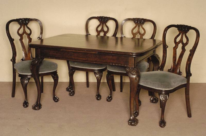 Ausziehtisch mit 4 StÜhlen, Holland, um 1910 , Mahagonie massiv, z.T. massiv, gebogene Beine in Tatzen auslaufend, Ausziehplatte, StÜhle ...