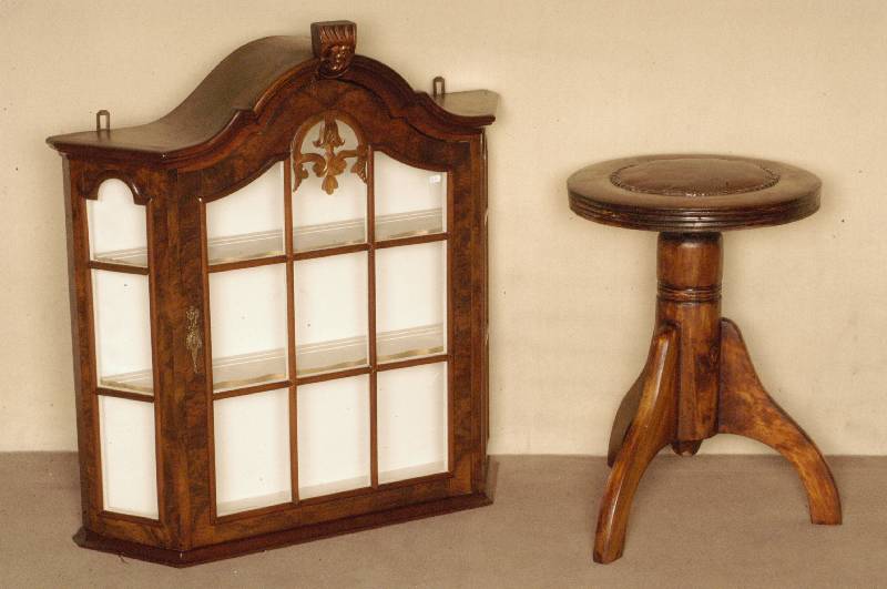 Kleine HÄngevitrine, Holland, Nußbaum massiv , Barockstil, verglast und versprosst, vielfach verwendbar, AbschlußbekrÖnung, Gebrauchsspuren, ...