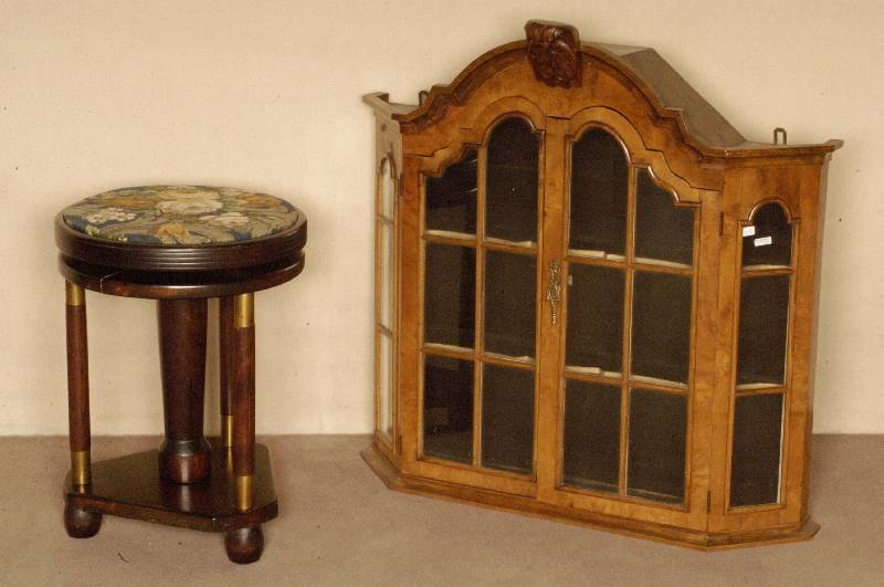 Klavierhocker, deutsch, um 1910, Buche massiv, balusterfÖrmiger Fuß, 3-fach ausladend, in der HÖhe verstellbar, SitzflÄche mit Lederbezug, ...